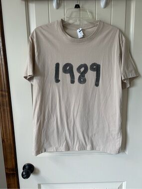 Like new! Taylor Swift 1989 Graphic Tee in Light Beige